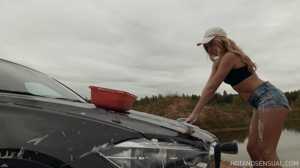 Hot wet vagina in car wash porn video