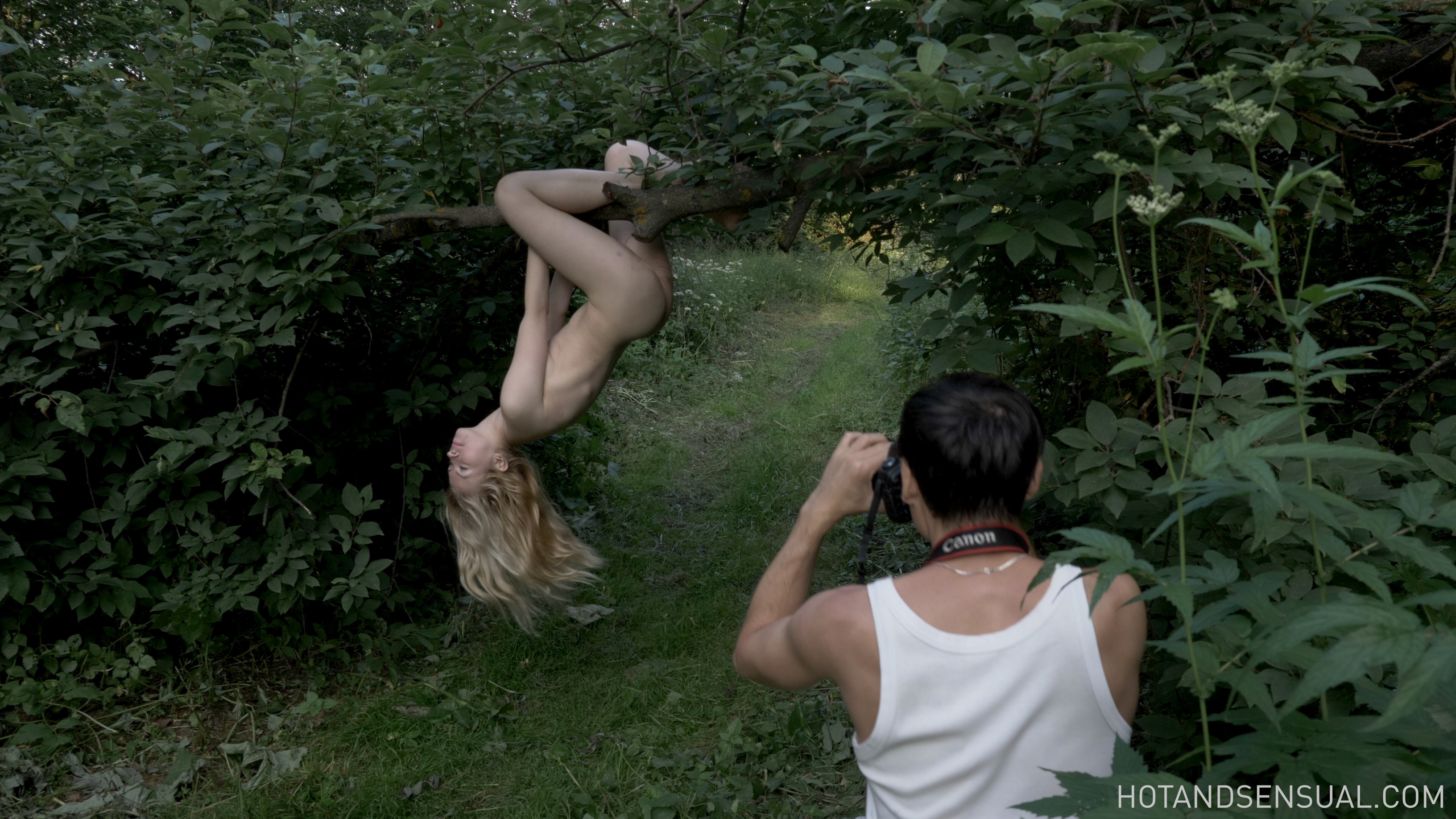 Nude photoshoot in public with crazy blonde girl