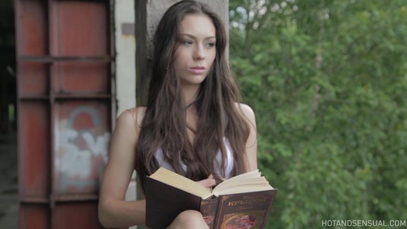 Arwen Gold nude masturbating while reading a book