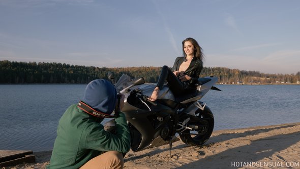 Phtoshooting backstage with the girl on the motorbike